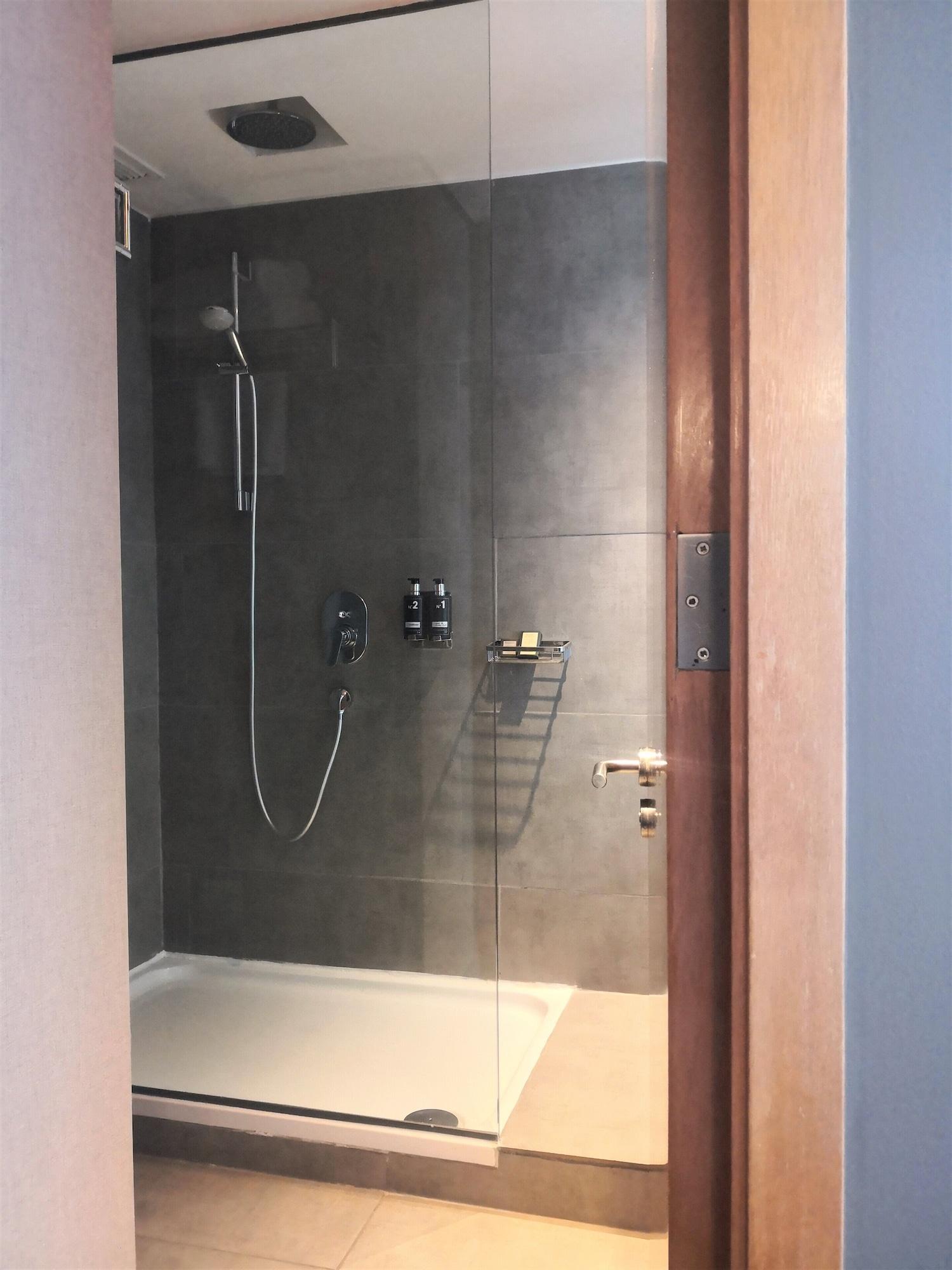 Solace Hotel Σαντιάγκο Εξωτερικό φωτογραφία A shower with a shower door