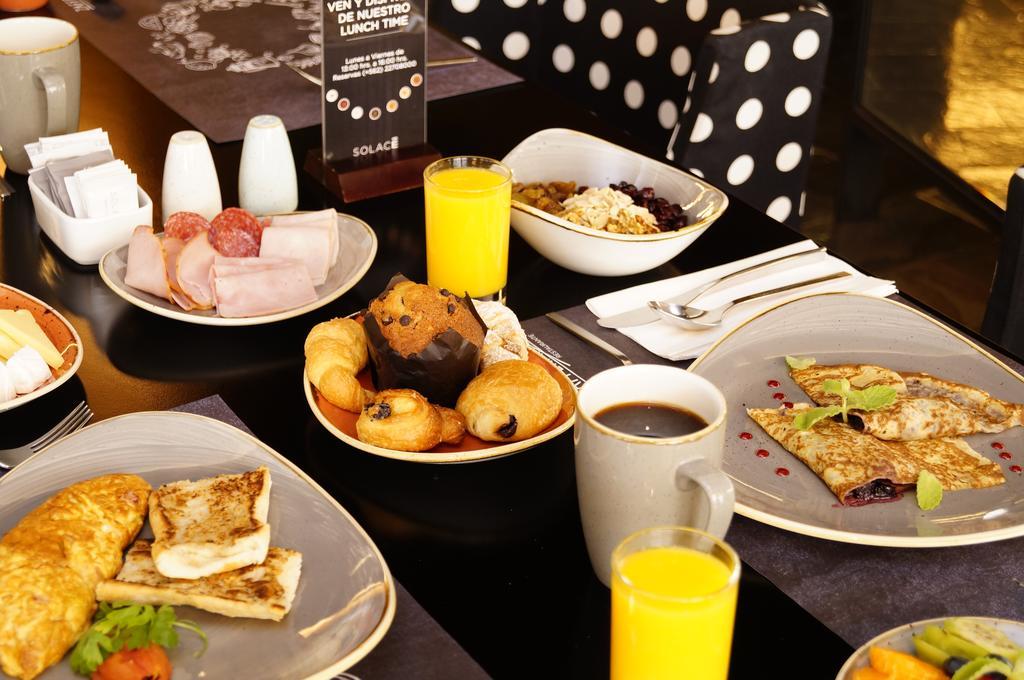 Solace Hotel Σαντιάγκο Εξωτερικό φωτογραφία A typical breakfast buffet