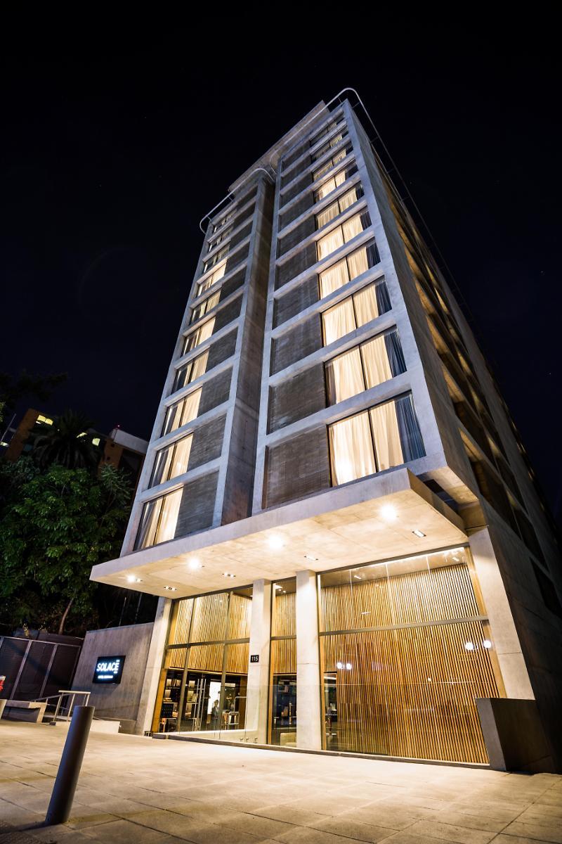 Solace Hotel Σαντιάγκο Εξωτερικό φωτογραφία The building at night