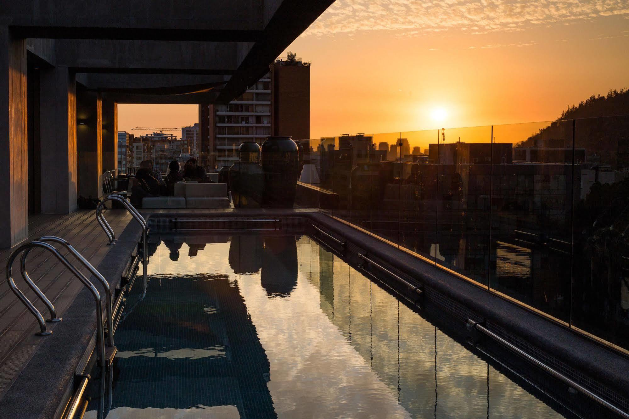Solace Hotel Σαντιάγκο Εξωτερικό φωτογραφία Sunset at the rooftop of the hotel