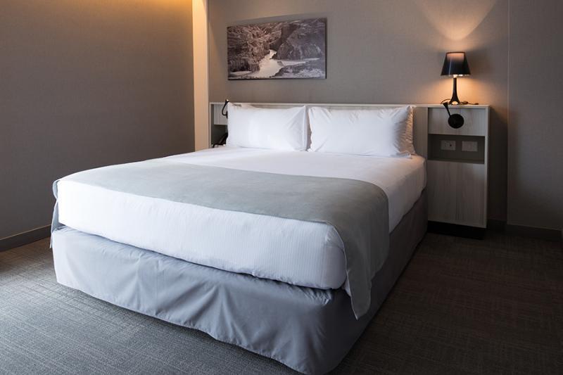 Solace Hotel Σαντιάγκο Εξωτερικό φωτογραφία A bed with a box spring